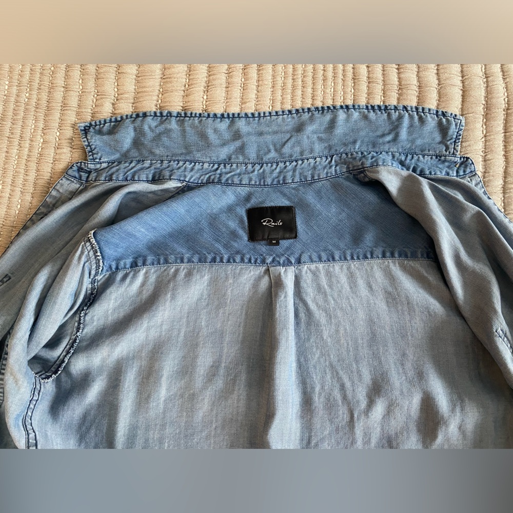 Rails- 100% lyocell Light Blue Denim Button-Down Shirt chambray women’s M pocket - Picture 3 of 16